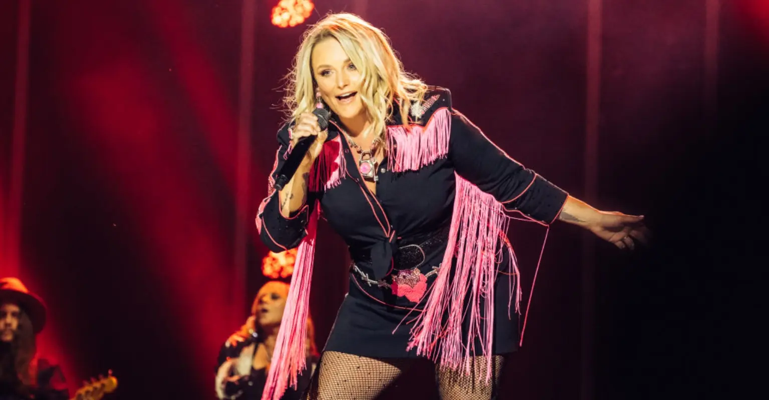 Miranda Lambert interrupts her own concert to call out fans taking selfies