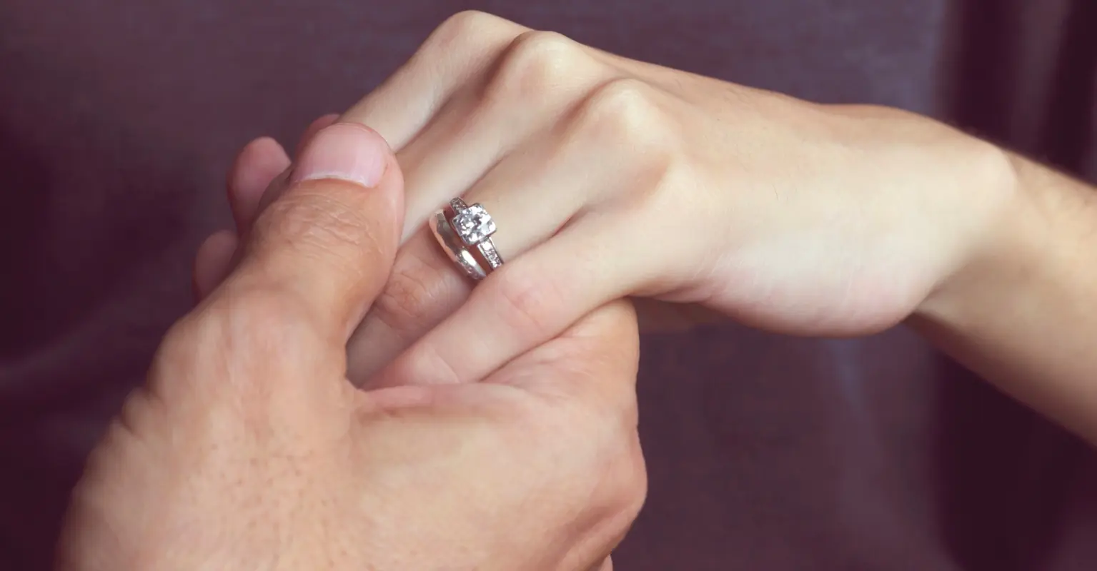 Man proposes to his girlfriend with an audio recording of her late father's voice