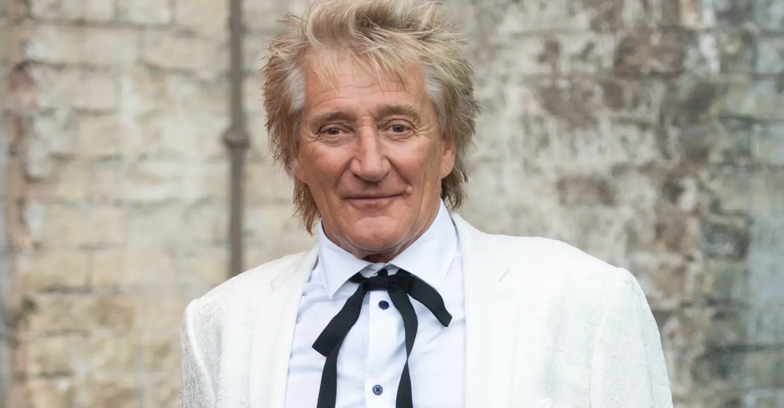 Rod Stewart's 94-year-old sister joins him on stage as he wraps up tour