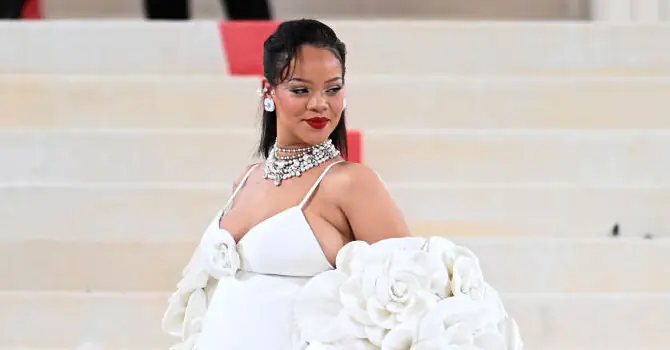 Rihanna flooded with praise after sharing beautiful feeding snaps