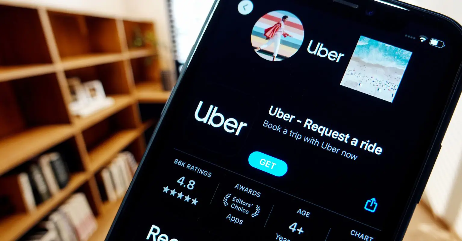 Delivery driver facing being homeless begs people to leave tips in tearful video