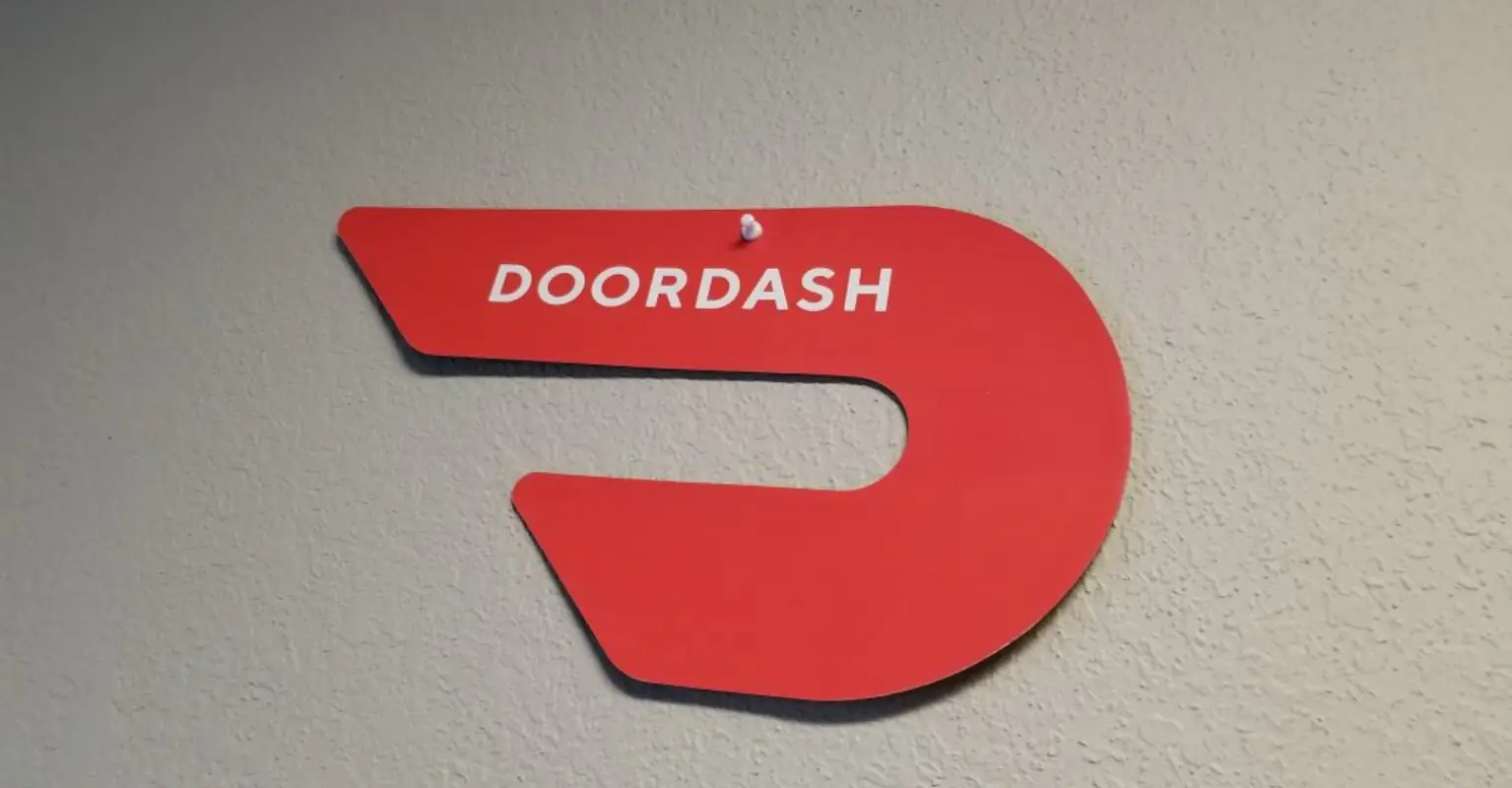 DoorDash driver refuses to hand over customer's food after they tip her $8