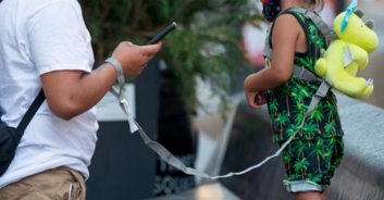 Dad divides internet after using leash to take his 5-year-old quintuplets for a walk
