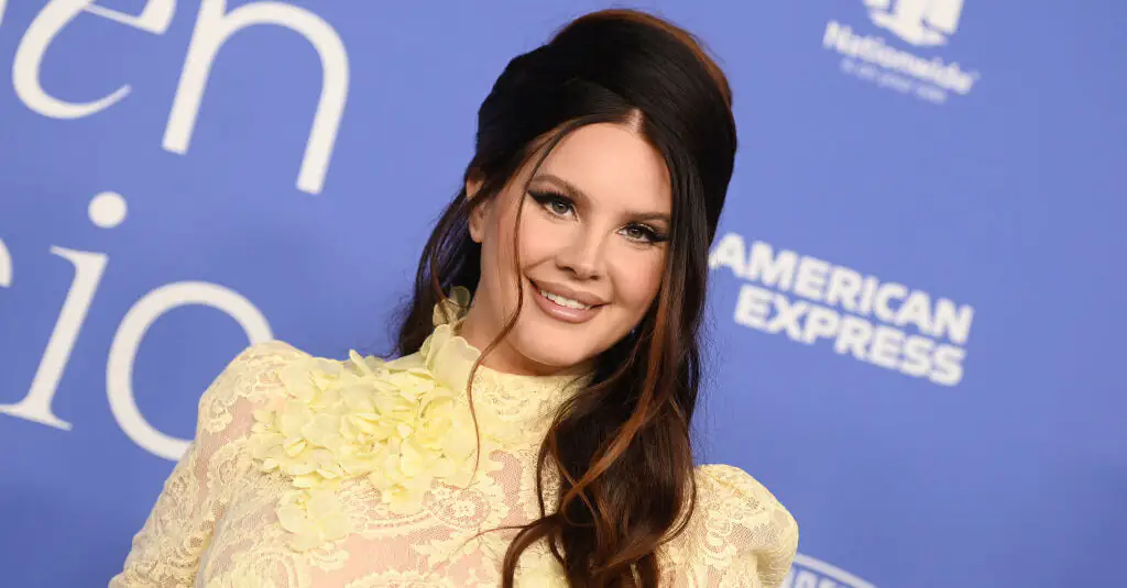 Lana Del Rey explains why she was 'working at Waffle House' after pictures went viral