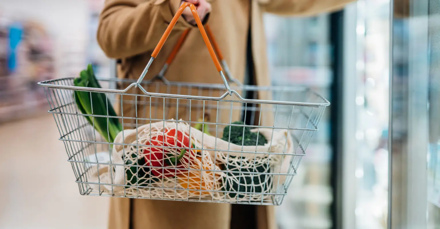 Mom-of-3 left in tears after kind stranger pays for her grocery shopping