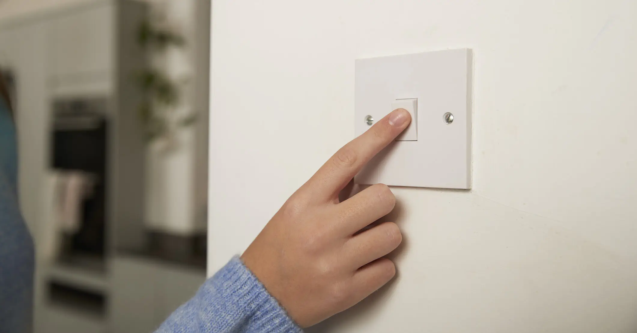 TikToker reveals why women living alone shouldn't turn the lights on immediately when coming home