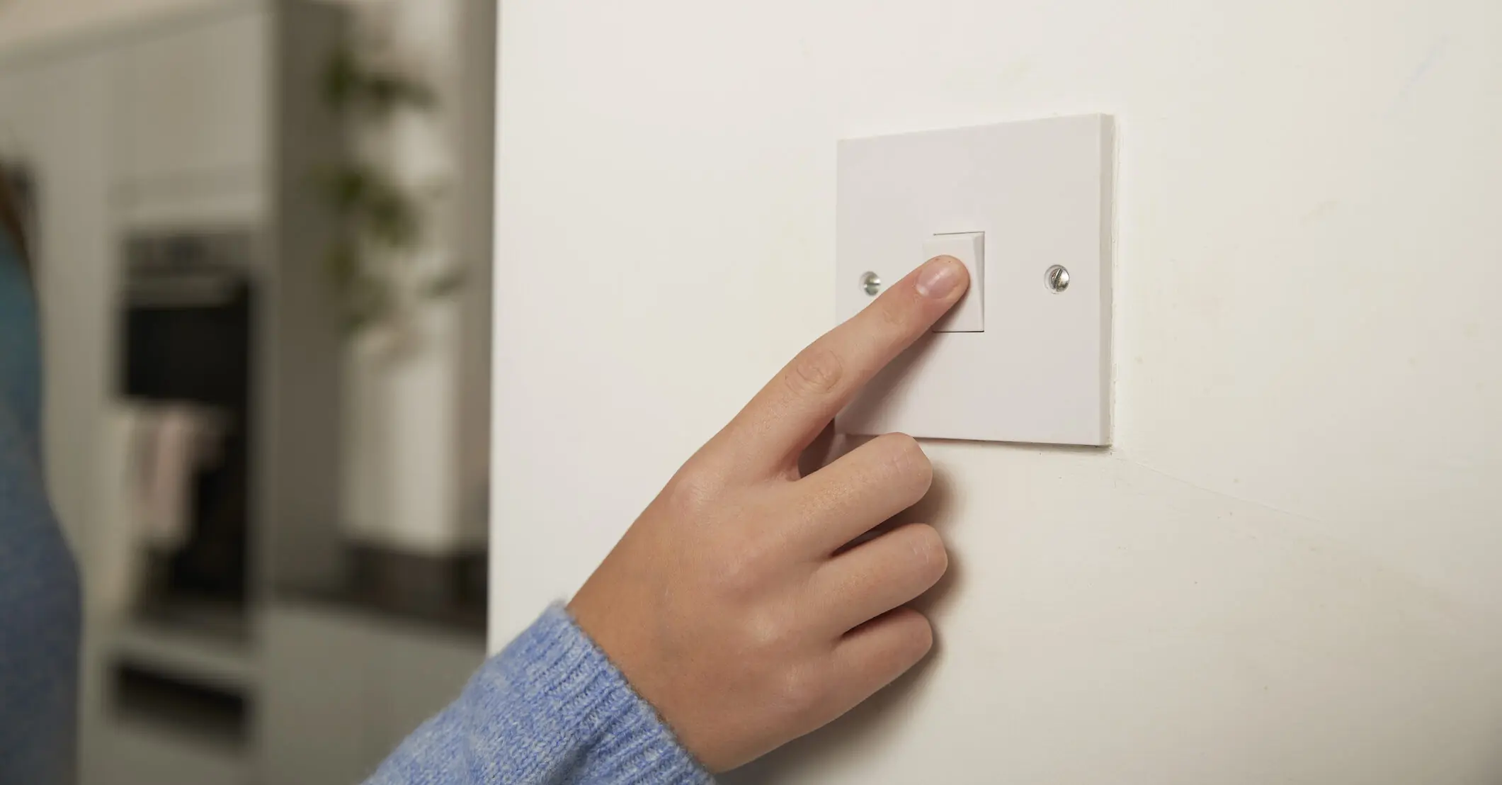 TikToker reveals why women living alone shouldn't turn the lights on immediately when coming home