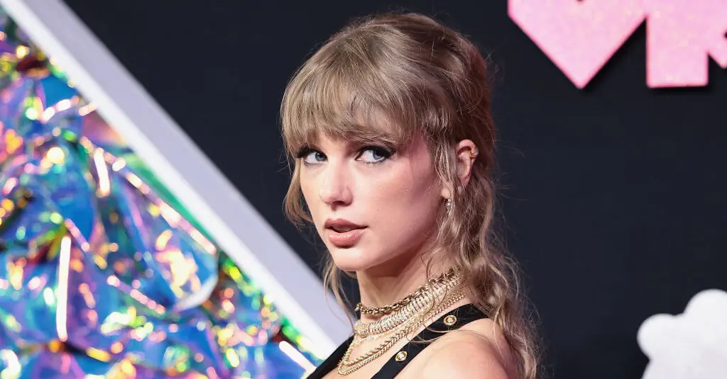 Taylor Swift praised for response to paparazzi swarming her after VMAs
