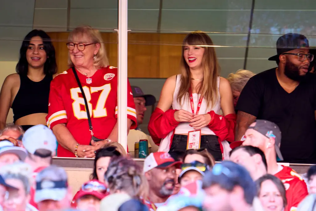 Taylor Swift cheers on rumored boyfriend Travis Kelce alongside his mom at Chiefs game - Article Image 1