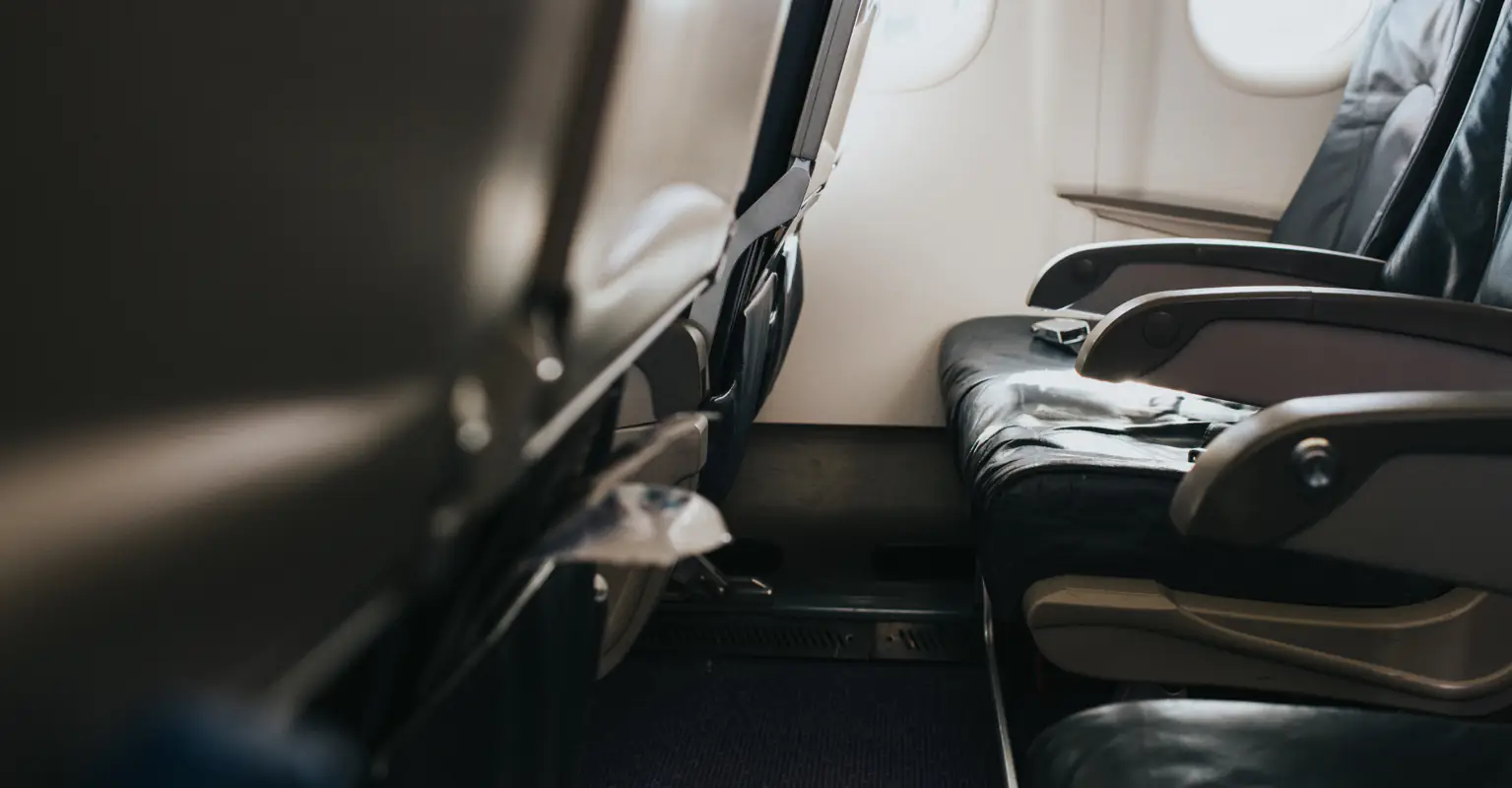 Delta passenger sparks debate after his laptop screen is destroyed by guy in front reclining his seat