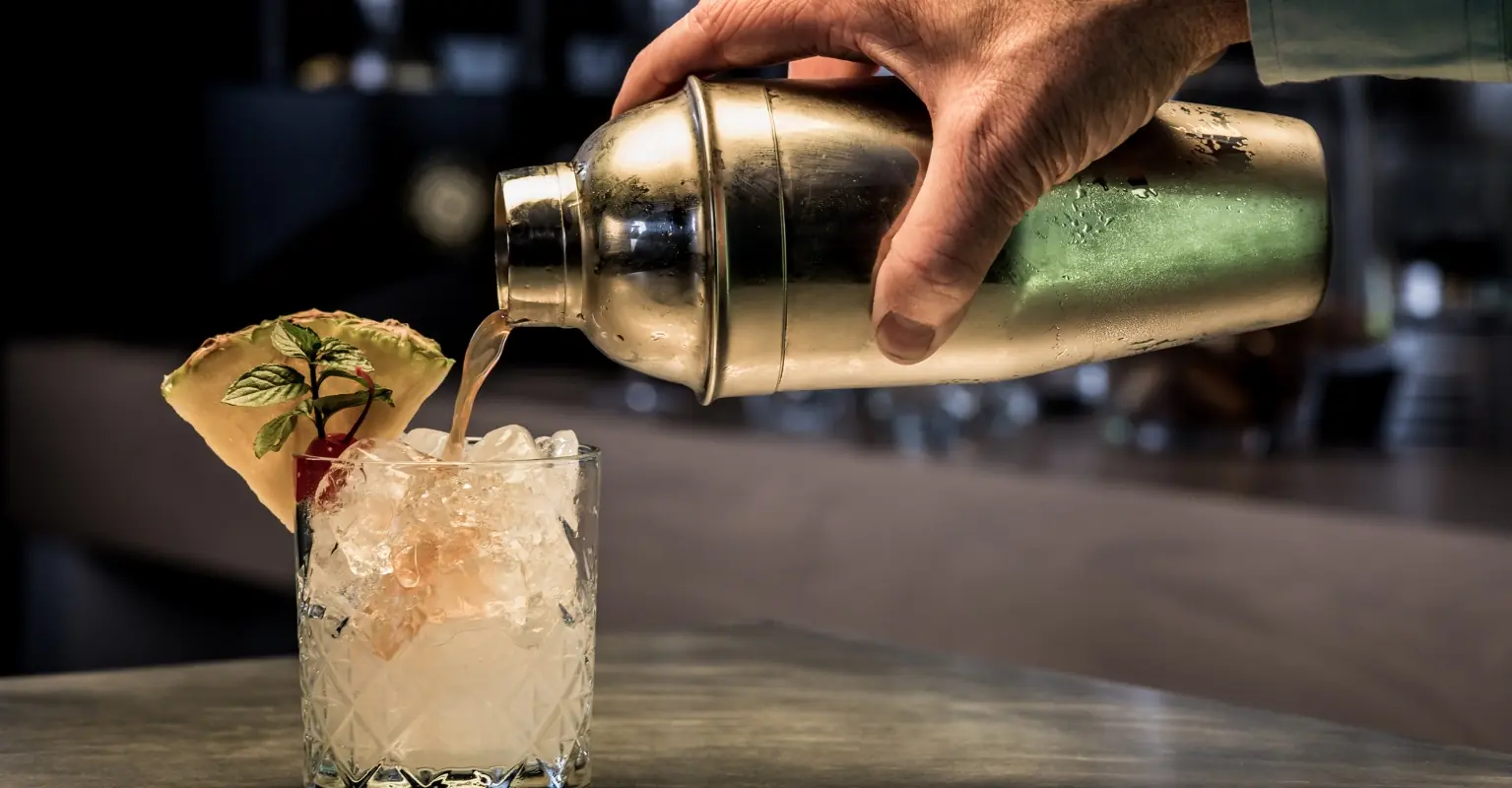 Bartender shows how they secretly cut off people who’ve had enough to drink