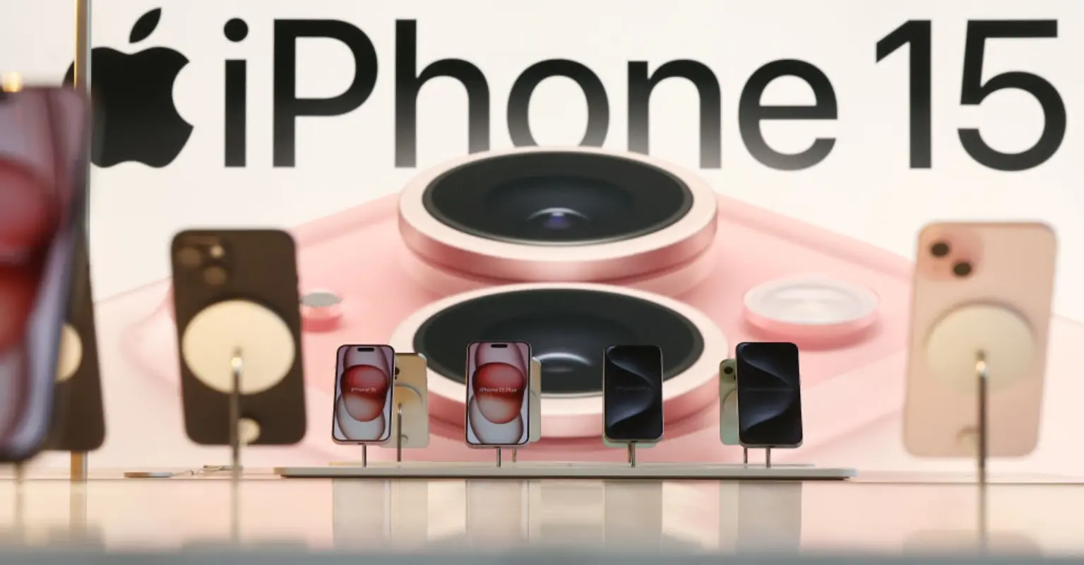 Video showing how easily new iPhone 15 breaks under pressure leaves people in doubt
