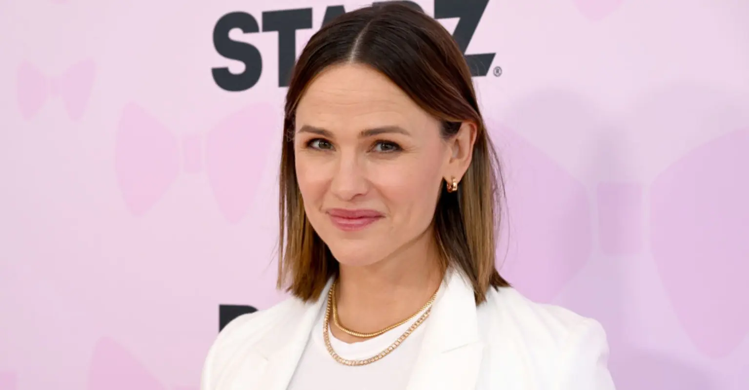 Jennifer Garner gives her own shoes to barefoot homeless man in act of kindness