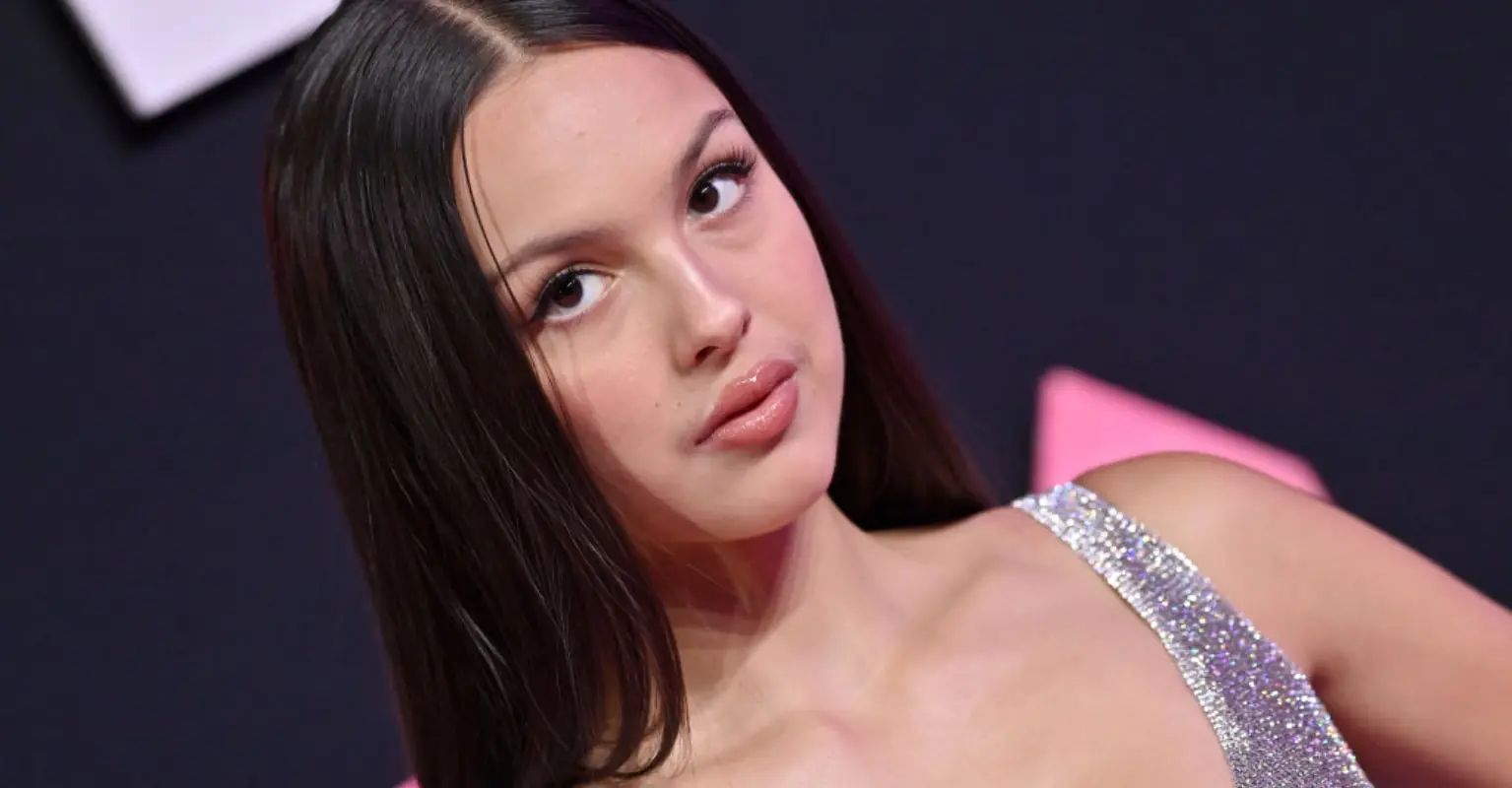 VMAs audience reacts as Olivia Rodrigo's set 'falls apart' during performance