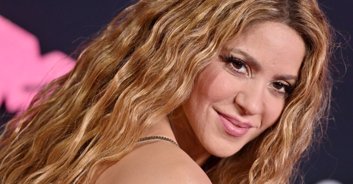 People are accusing Shakira of lip syncing during VMAs performance
