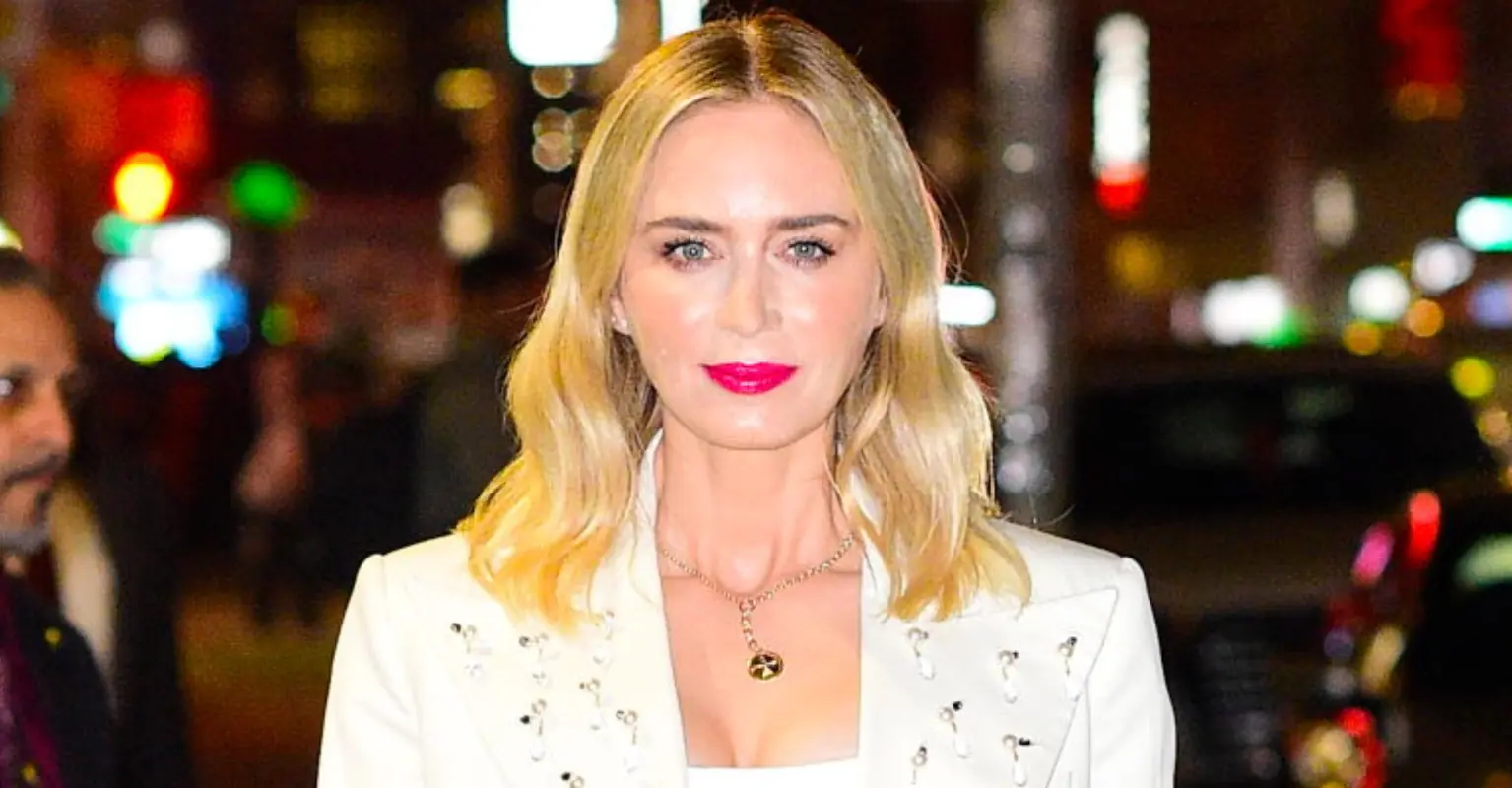 Emily Blunt responds to backlash after calling a waitress 'enormous' in resurfaced interview