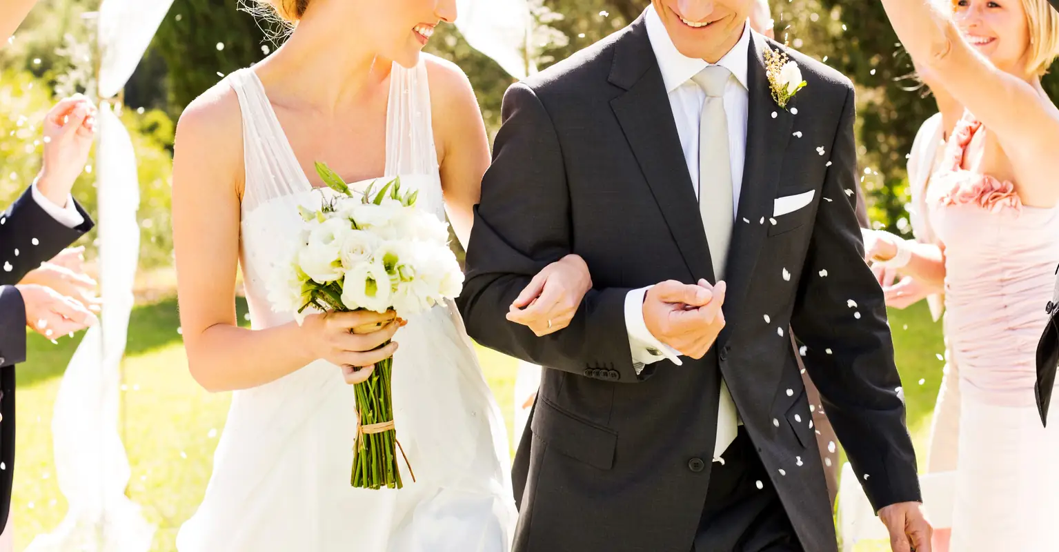 People are urging bride to divorce new husband after his 'red flag' prank at the altar