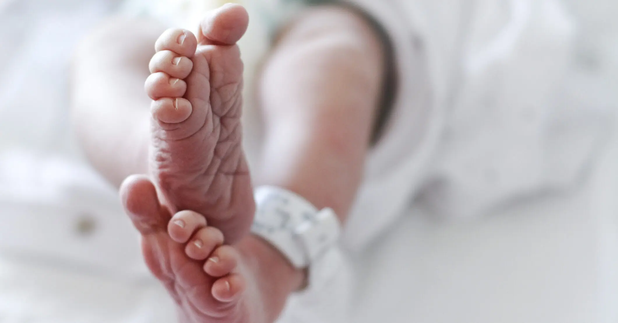 Grandmother refuses to meet her great-granddaughter unless baby's parents change her name