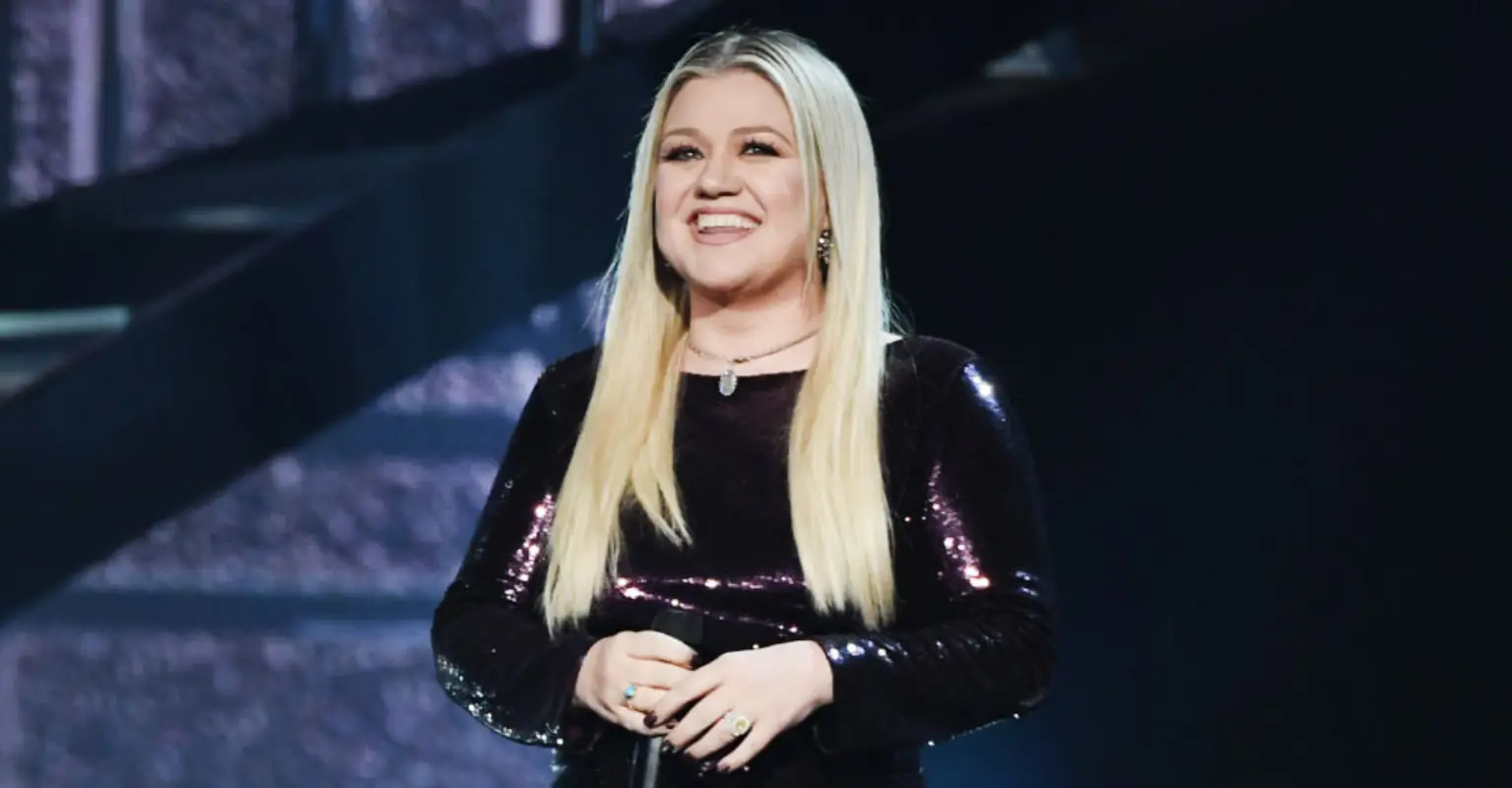 Kelly Clarkson's fans demand to know her 'secrets' as she showcases incredible transformation