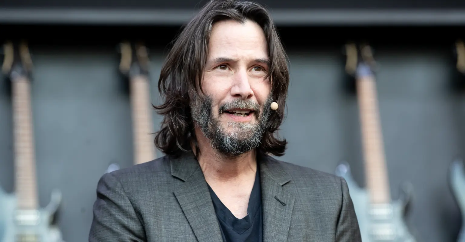 Keanu Reeves plays catch with 9-year-old fan before concert
