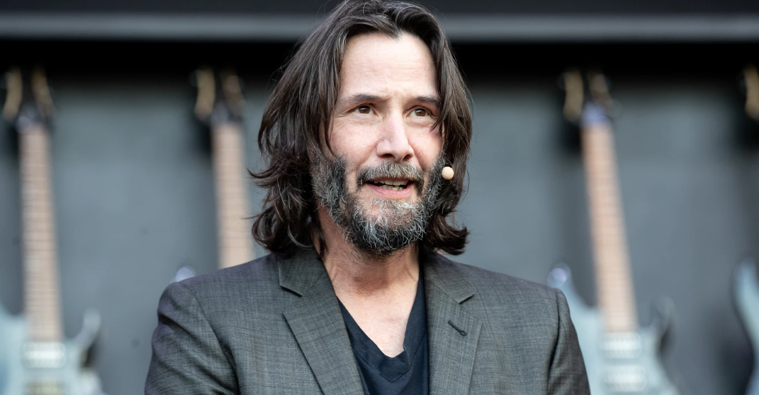 Keanu Reeves plays catch with 9-year-old fan before concert