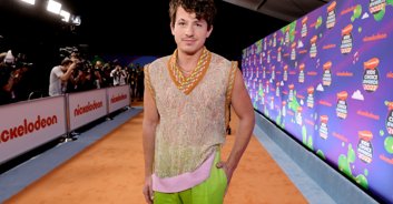 Charlie Puth sings 'Friends' theme song with crowd in emotional tribute to Matthew Perry