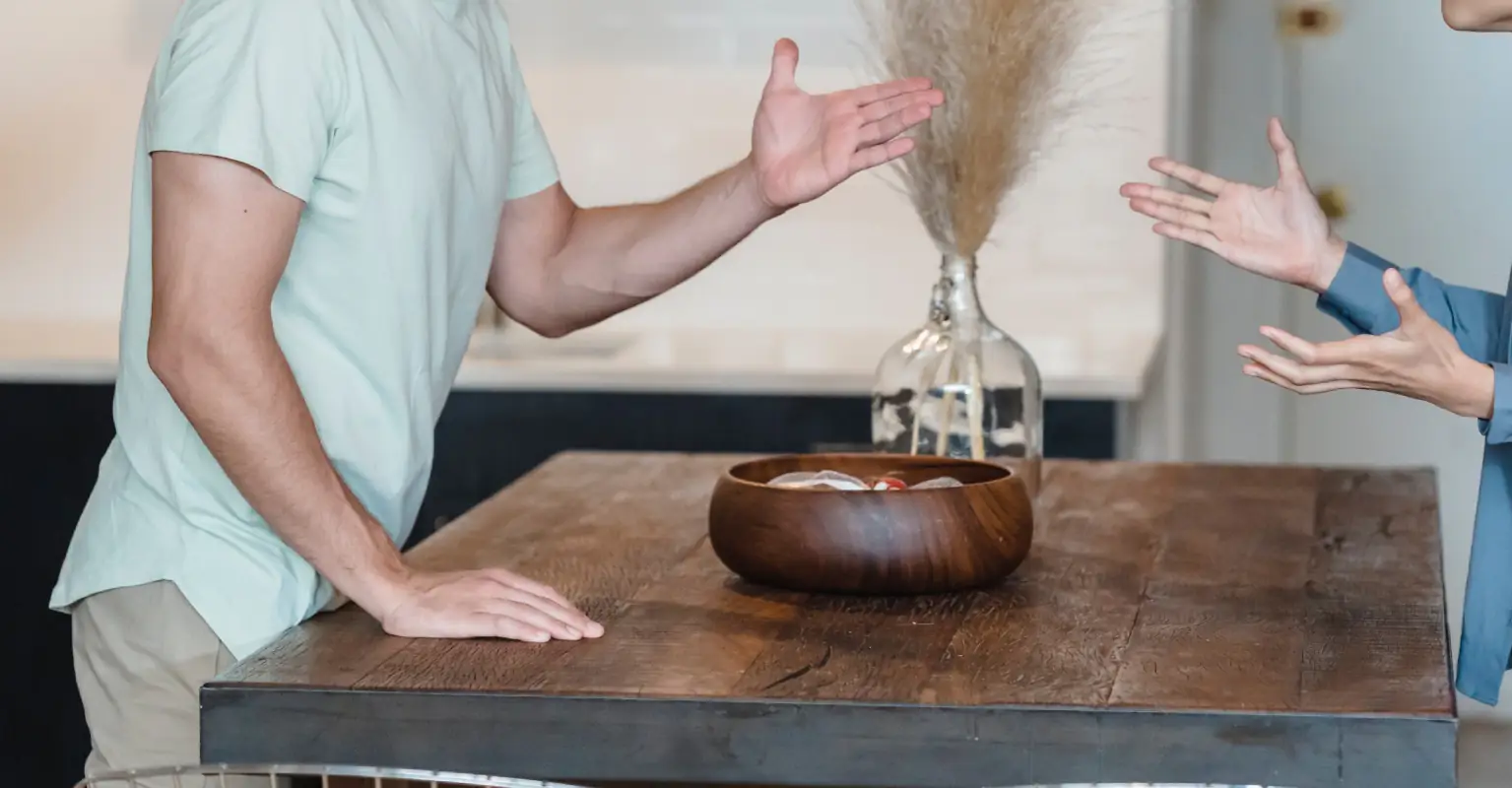 Man sparks debate after he defends yellow pillow that made his girlfriend mad