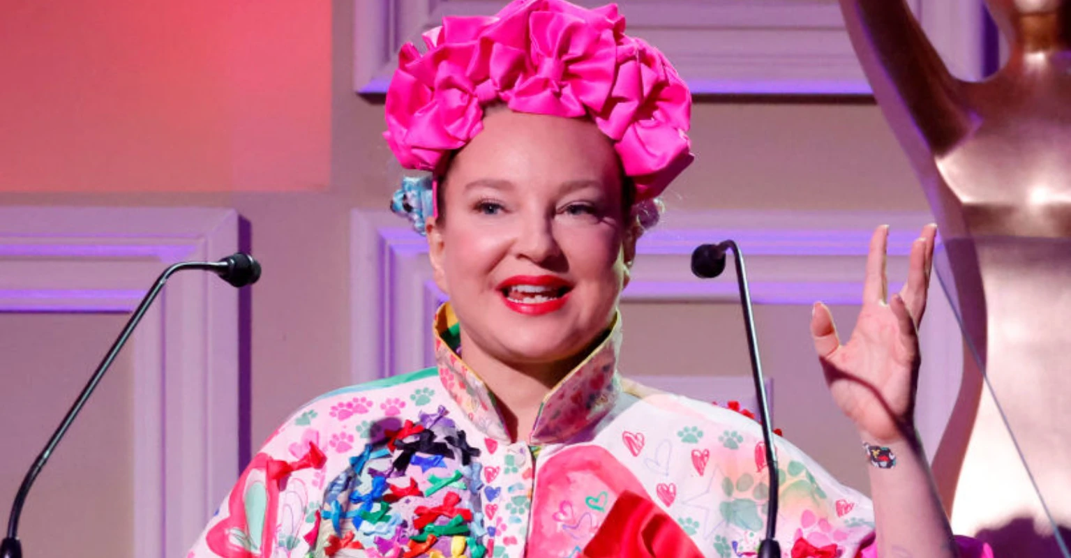 Singer Sia shows off results of facelift after years of hiding her face