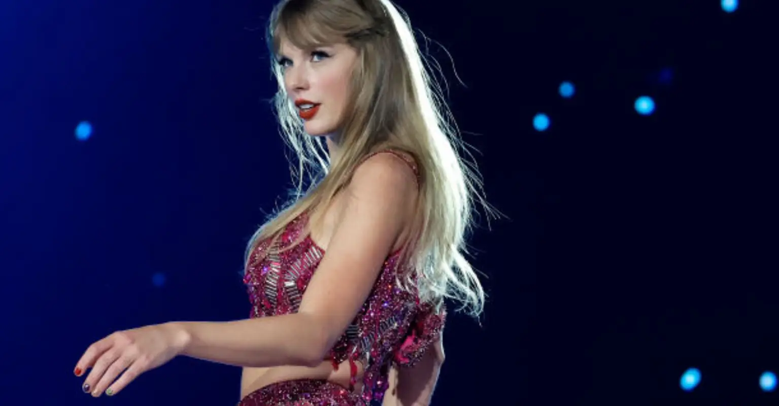 NY Jets Owner's son caught posing for photos with Taylor Swift