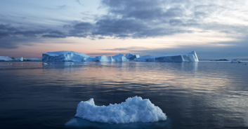 Photographer captures glorious iceberg that has left social media users in stitches: 'It can't be too cold out'