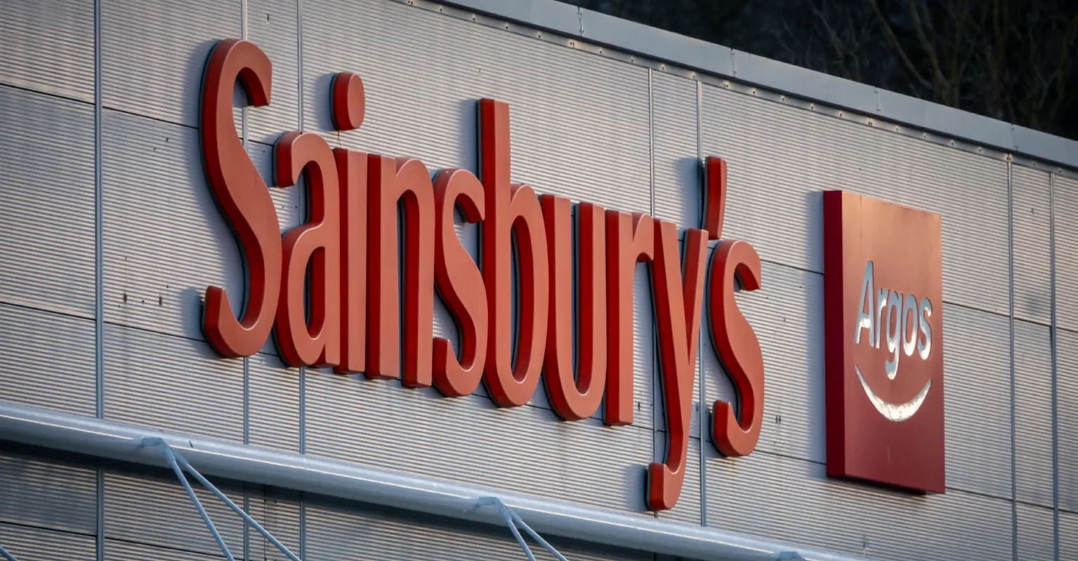 Supermarket apologizes after stocking 'unkind' Christmas card that is 'very offensive to vegetarians and vegans'