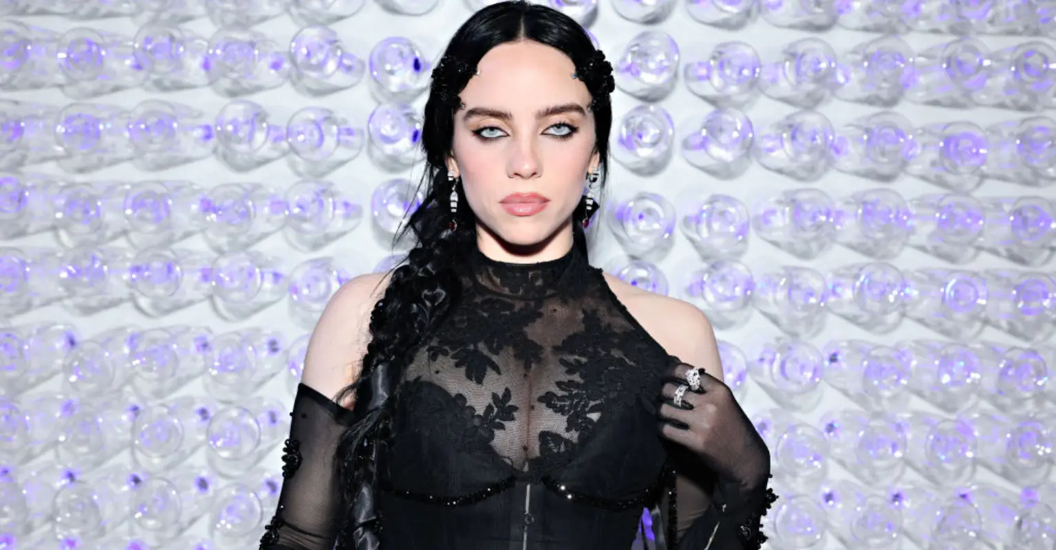 No, Billie Eilish has not debuted a new 'multi-color' hairstyle