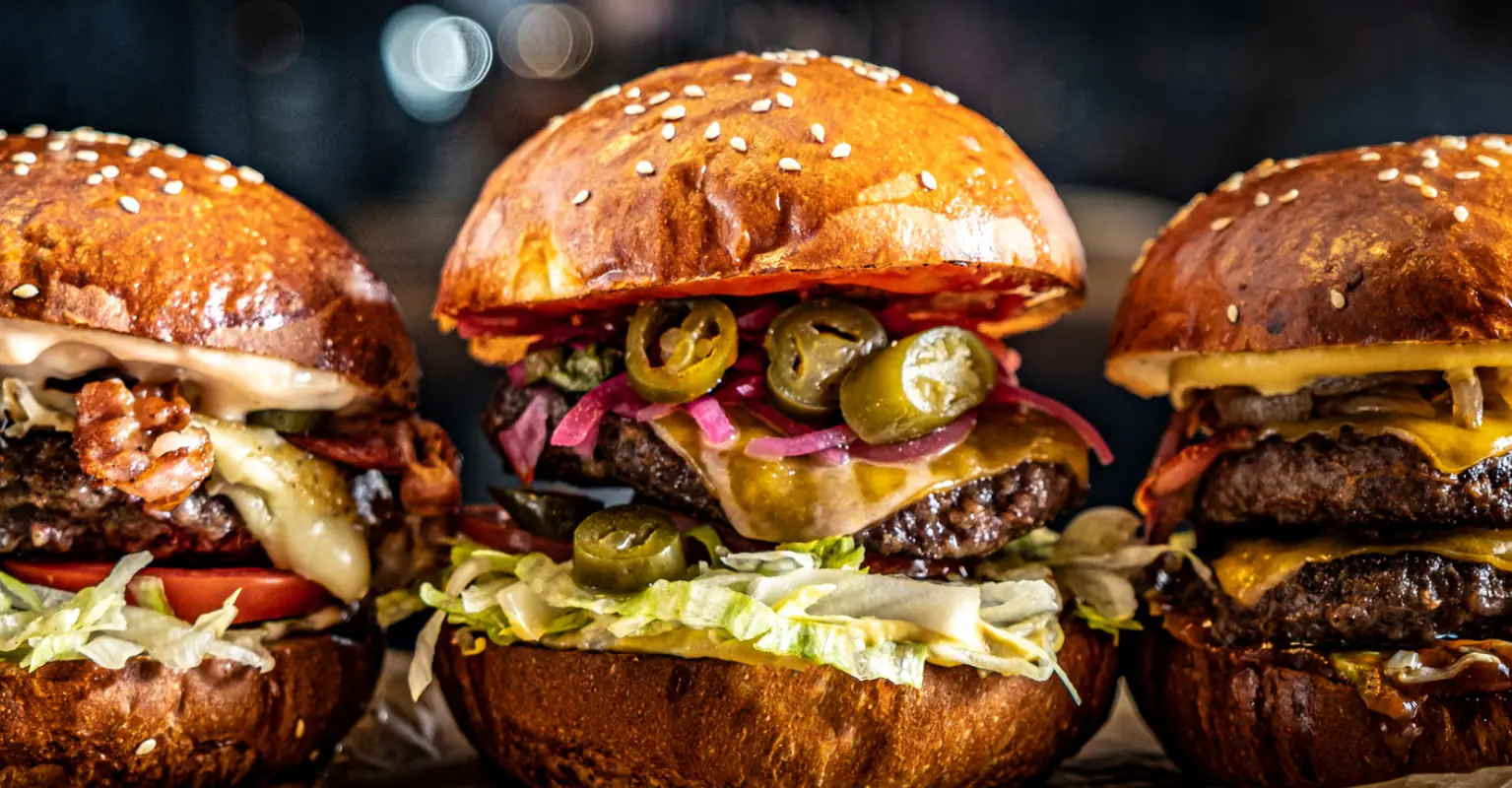 Passenger divides opinion after insisting on eating meat next to vegetarian during flight