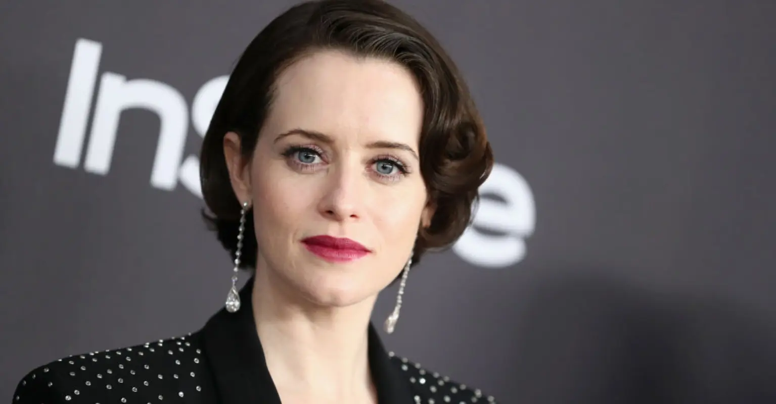 Fans think they know why celebrities refuse to sign autographs with a blue pen after video of 'The Crown' star goes viral