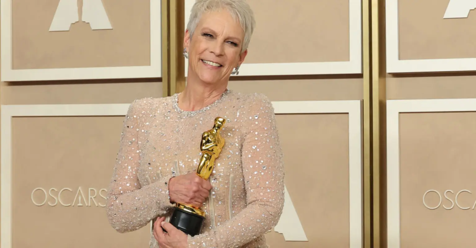 Jamie Lee Curtis proudly shows off her legs in short shorts as he 'accepts' turning 65