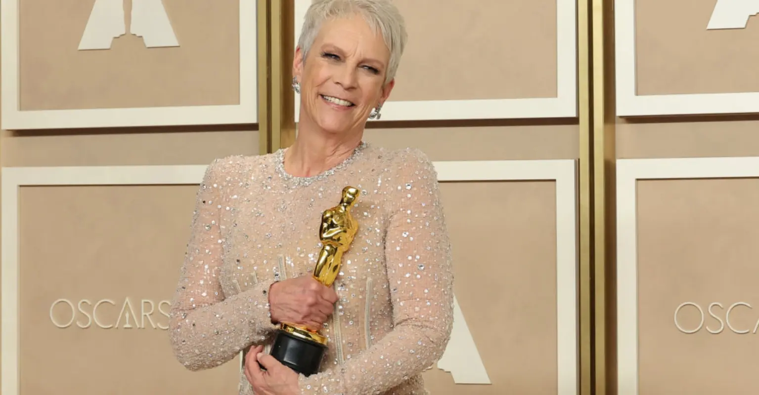 Jamie Lee Curtis proudly shows off her legs in short shorts as he 'accepts' turning 65