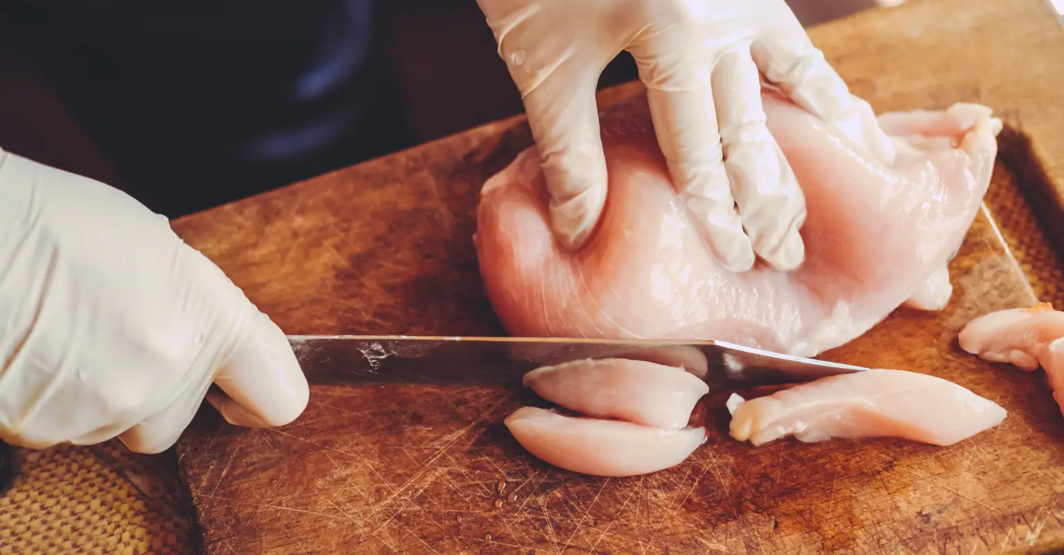 Man explains what raw chicken tastes like after eating a whole plate of it