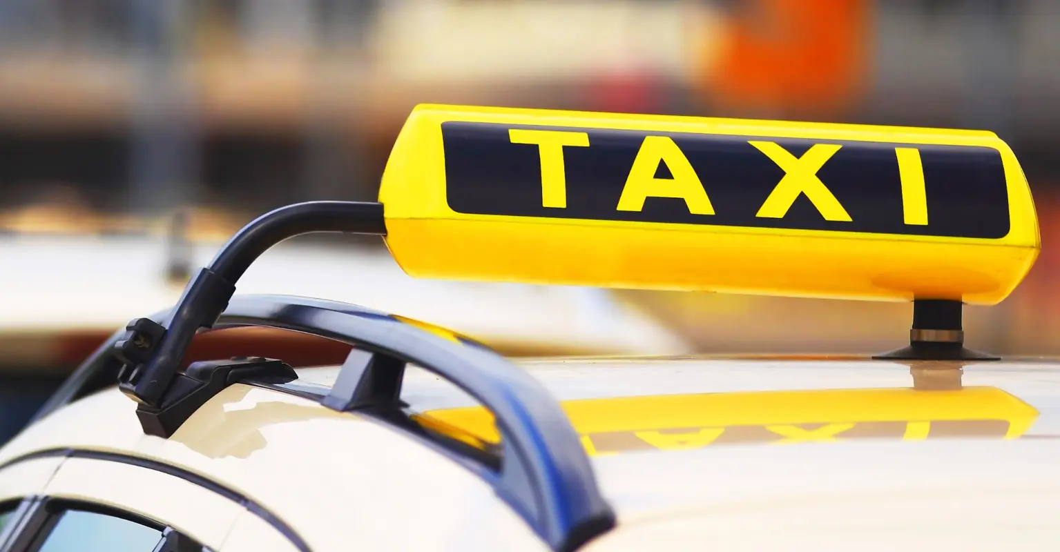 Taxi driver praised for handing back $8,000 a passenger left in his cab but didn't get any reward
