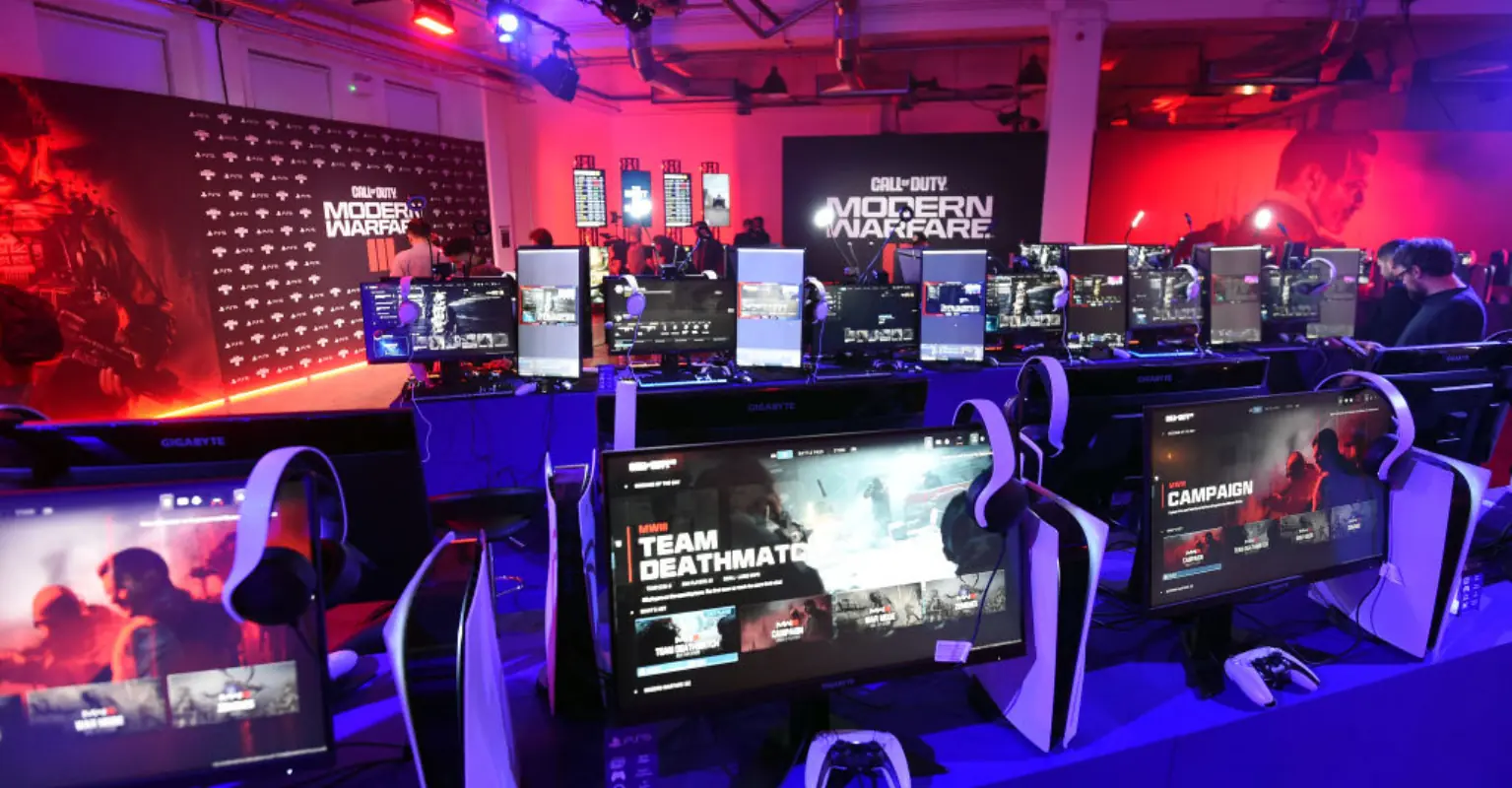 One of the 'world's best' Call of Duty players says she's been 'blacklisted' over bikini pics