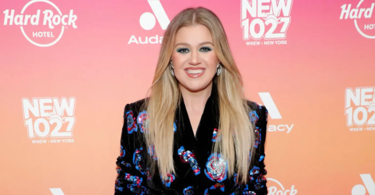 Kelly Clarkson explains why her kids are banned from social media until they're 18