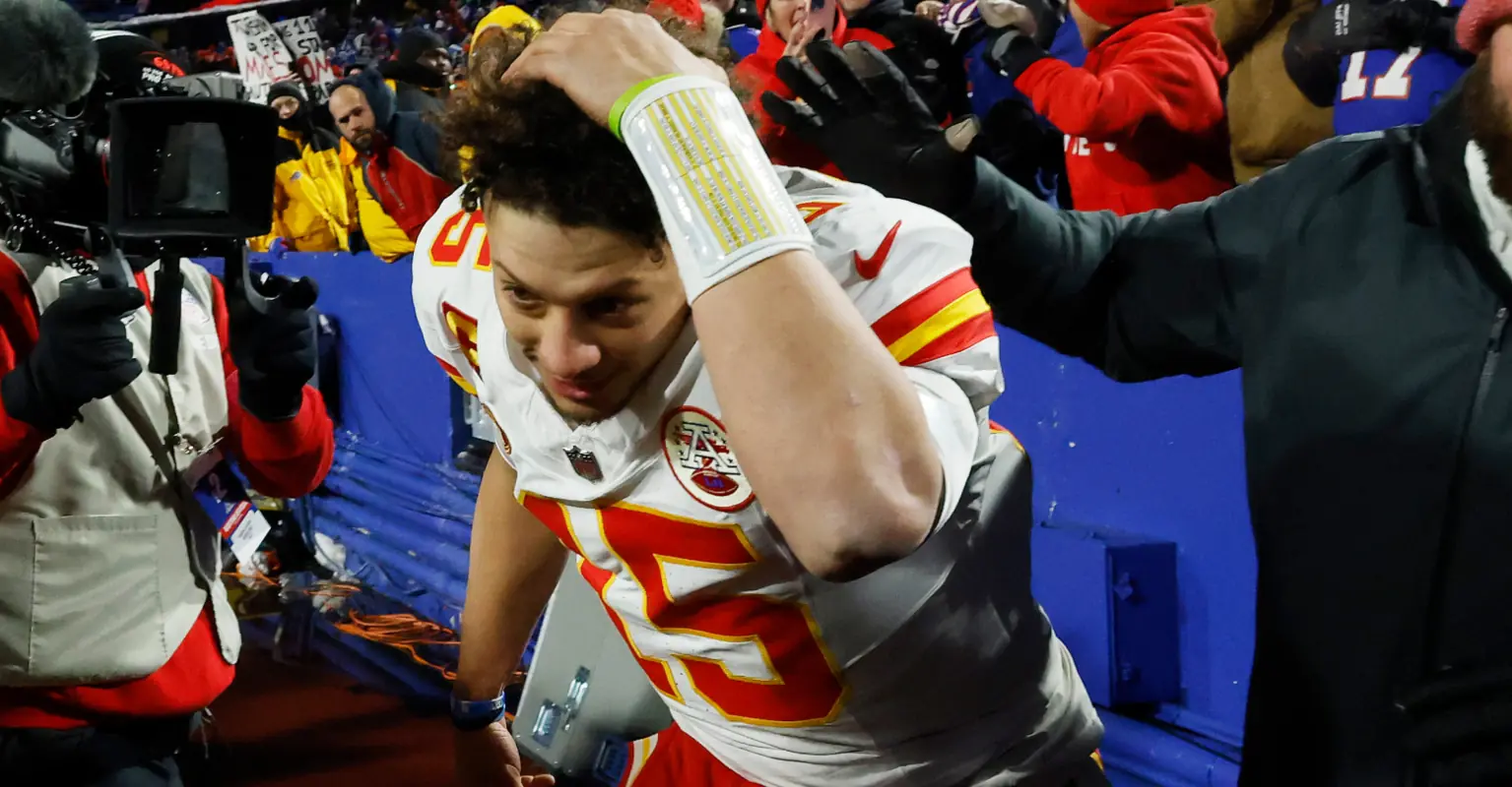 Disgruntled Bills fans pelt Patrick Mahomes with snowballs following loss to Chiefs