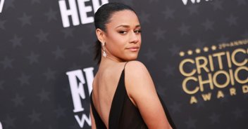Ariana DeBose looks very unimpressed after being called an actress 'who thinks they can sing' at Critics' Choice Awards
