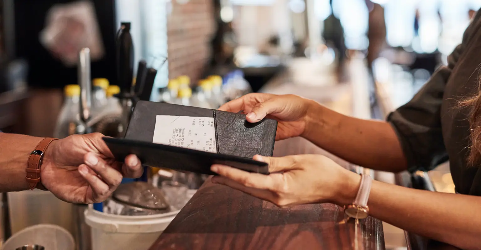Man sparks fierce debate after asking to split bill on date because he didn't touch the appetizer