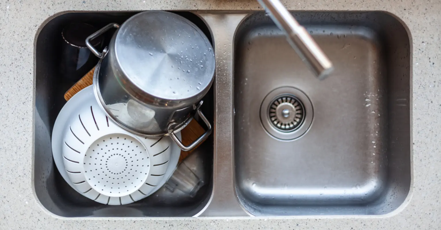 Husband's three-word note next to sink full of dirty dishes leaves people divided: 'The bar is on the floor'
