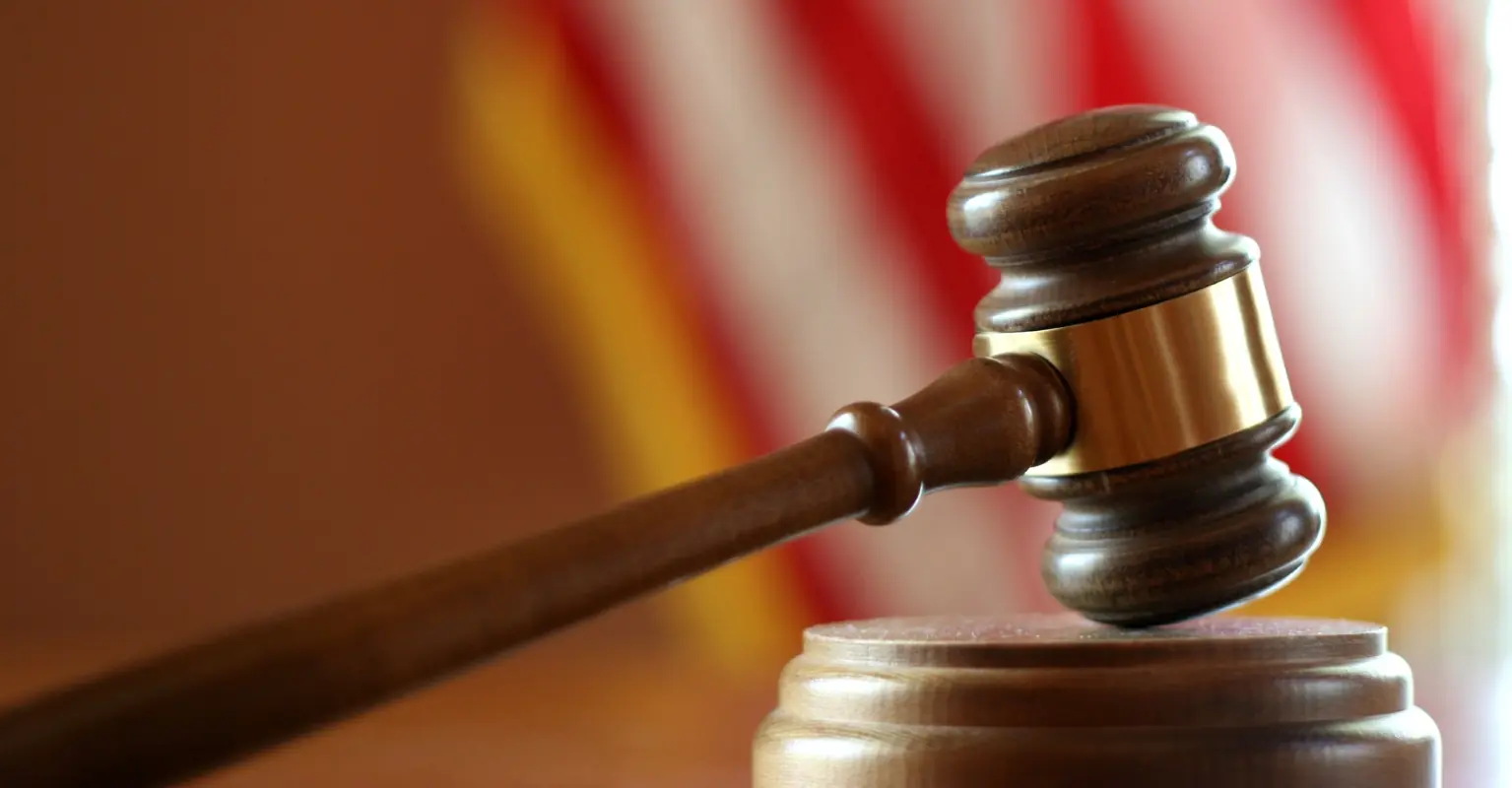 Felon who lunged at judge in court is charged with attempted murder