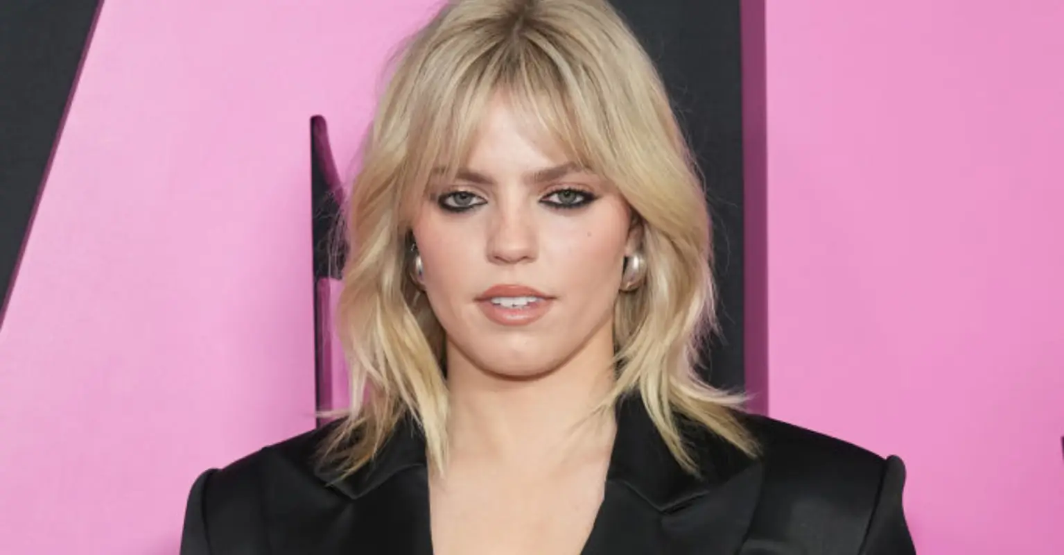 Reneé Rapp perfectly handled a wardrobe malfunction on 'Saturday Night Live' that you probably didn't even notice