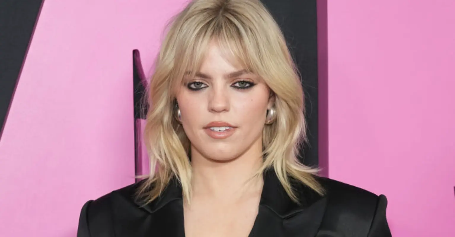 Reneé Rapp perfectly handled a wardrobe malfunction on 'Saturday Night Live' that you probably didn't even notice