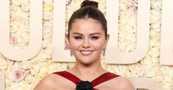 'Obsessed': Selena Gomez leaves fans in awe as she strips off for bathtub pic during Paris trip