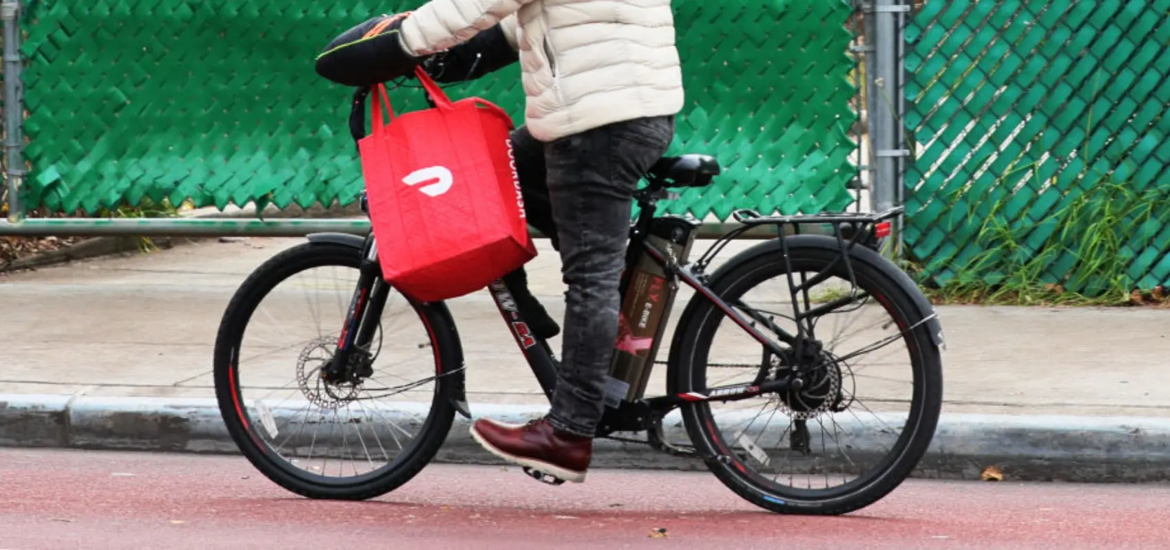 Moment DoorDash driver leaves 'nasty' note in customer's food after thinking they weren't going to give her a tip