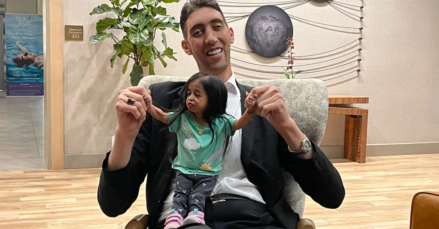 World's tallest and shortest living people come together for extraordinary meeting